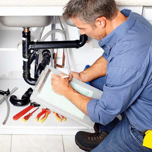 fontanero trabajando en el baño